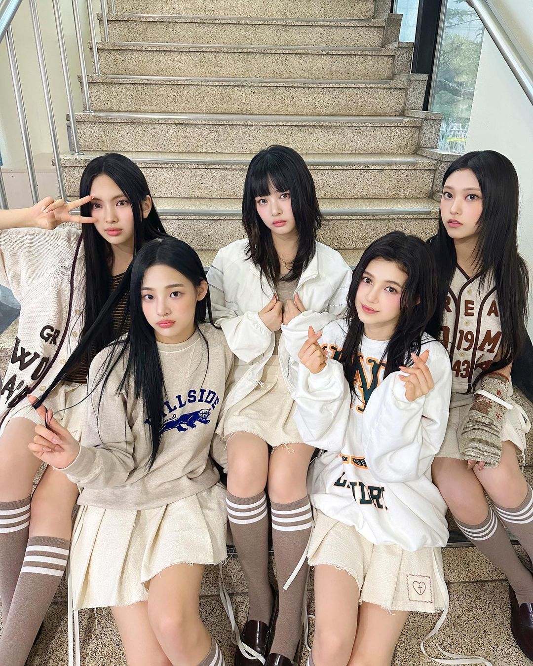 New Jeans 意味著五位 Z 世代的少女們能夠像全新的牛仔褲,不輕易過時也穿不膩。(Photo via IG@newjeans_official)