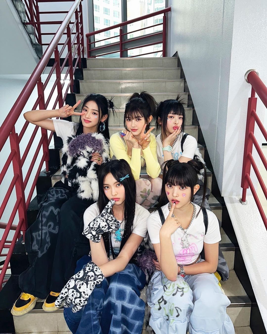 NewJeans 獨特的Y2K 穿搭,令人眼睛為之一亮。(Photo via IG@newjeans_official)