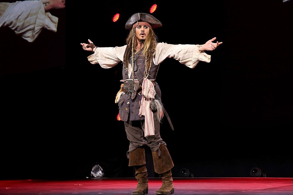 強尼戴普扮演加勒比海盜傑克·史派羅船長。Photo by Getty Images)(Photo by Jesse Grant/Getty Images for Disney)