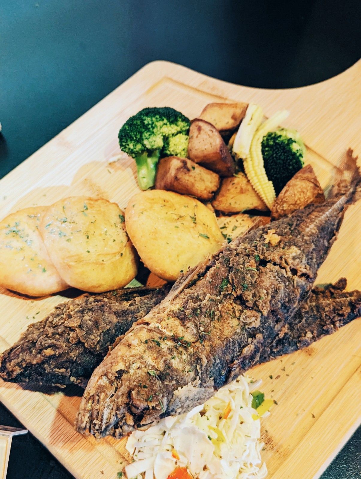 炸傑克魚與傳統風味酥餅。Photo by Melody Kao