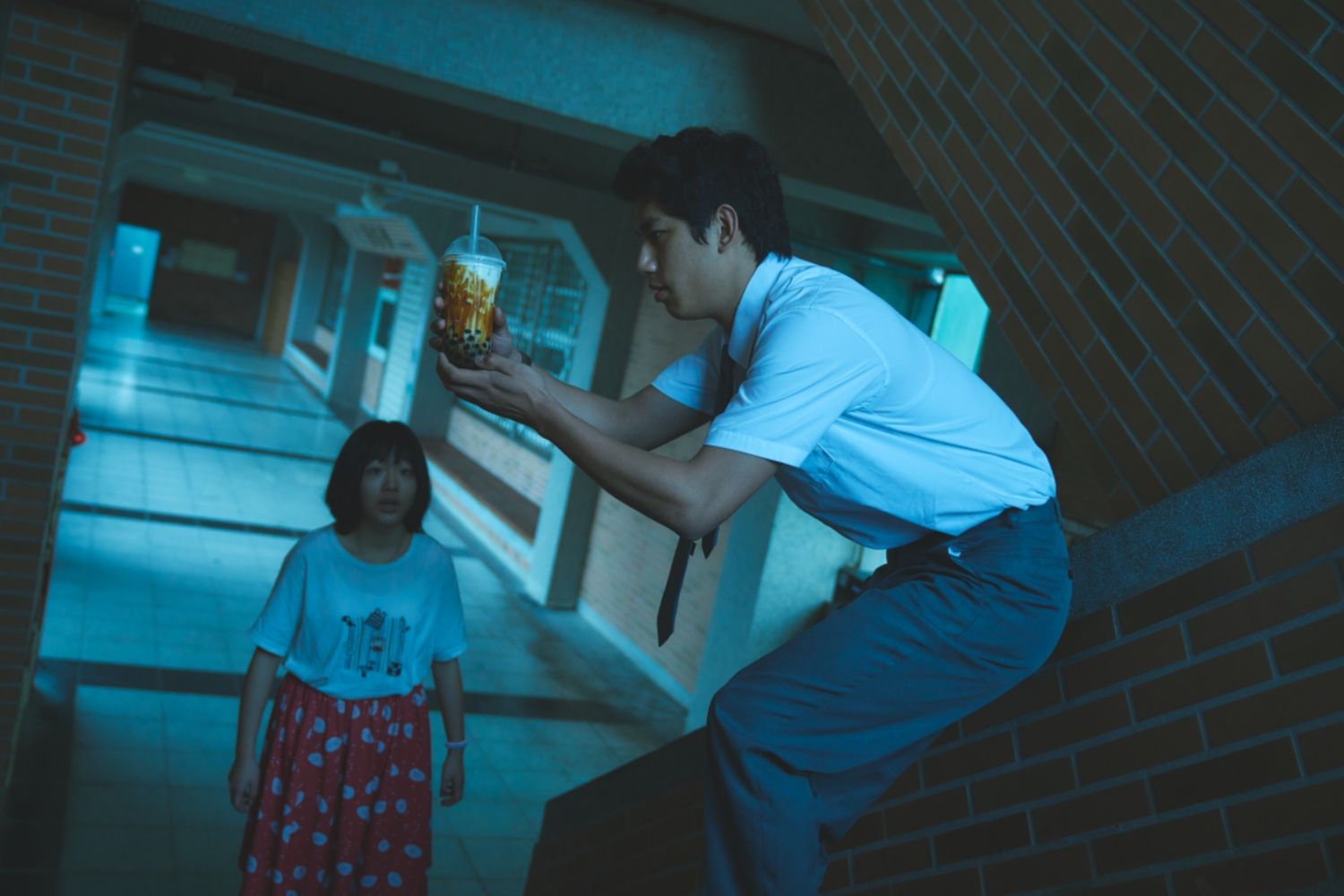 朱軒洋邪惡的演技，被導演柯震東大讚相當到位。（Photo via Facebook＠黑的教育 Bad Education）