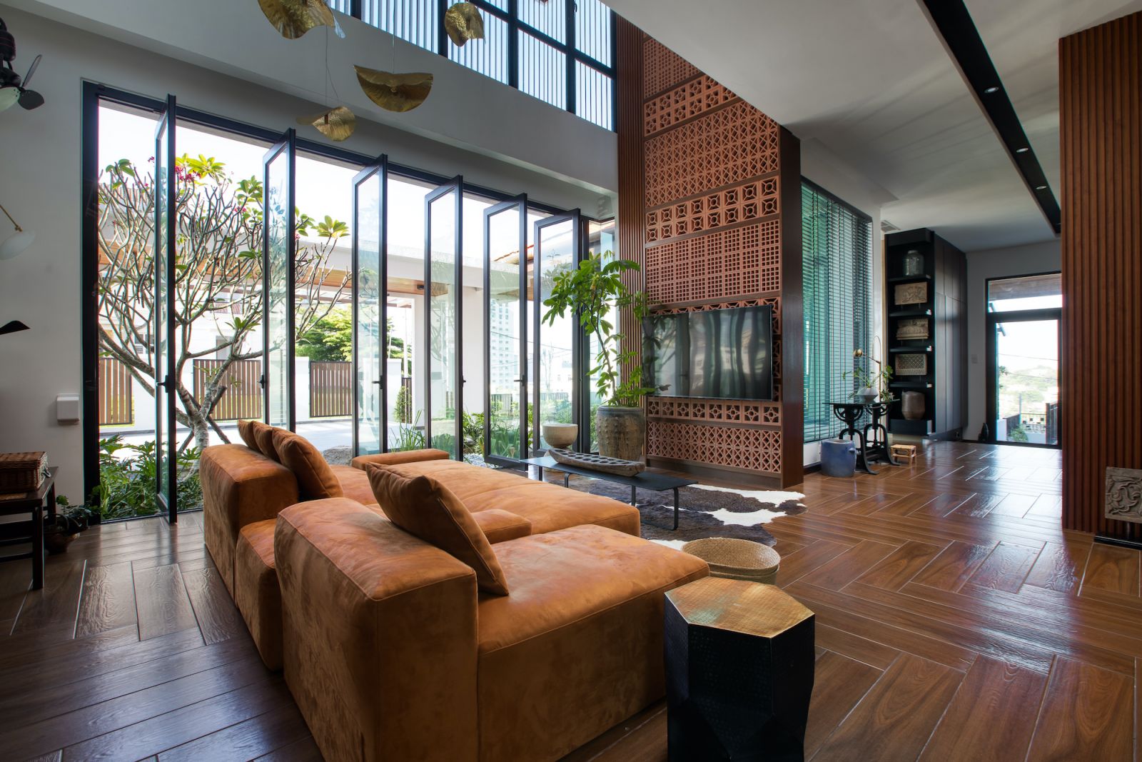 The double volume space is accented by a clay feature wall