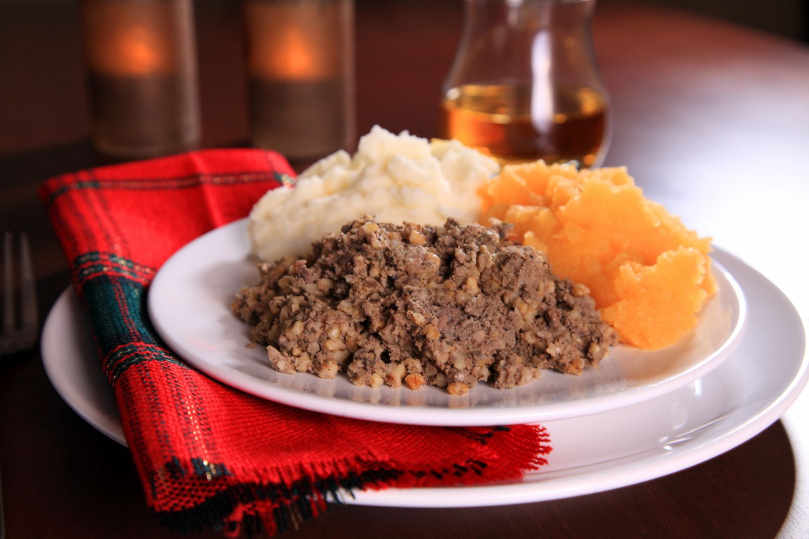 蘇格蘭最著名的料理之一肉餡羊肚(haggis),是當地人搭配蘇格蘭威士忌的下酒好菜。