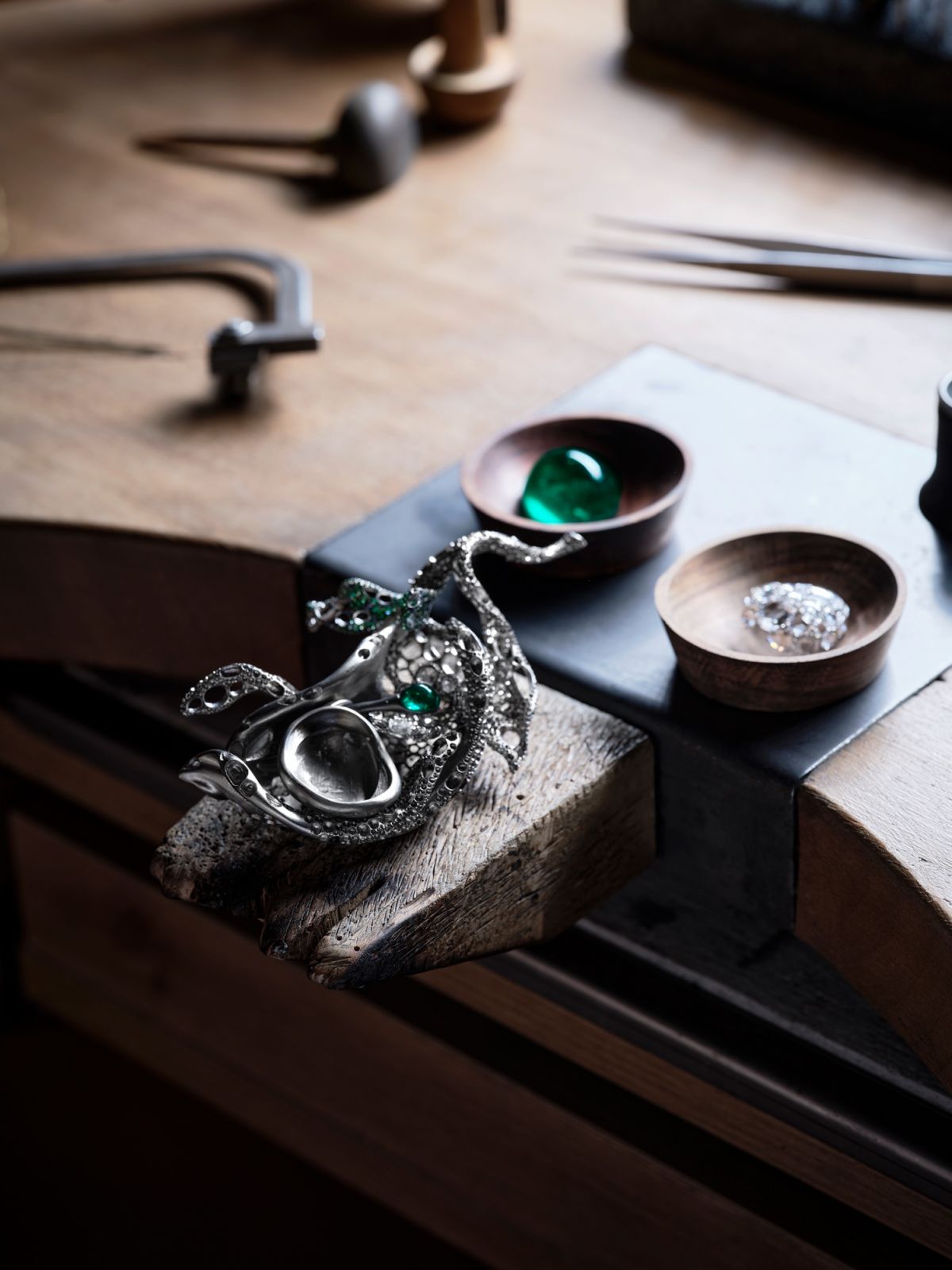 2022 Black Label Masterpieces X & XI春之荳蔻胸針-鈦金屬塑形。(Photo:Cindy Chao)
