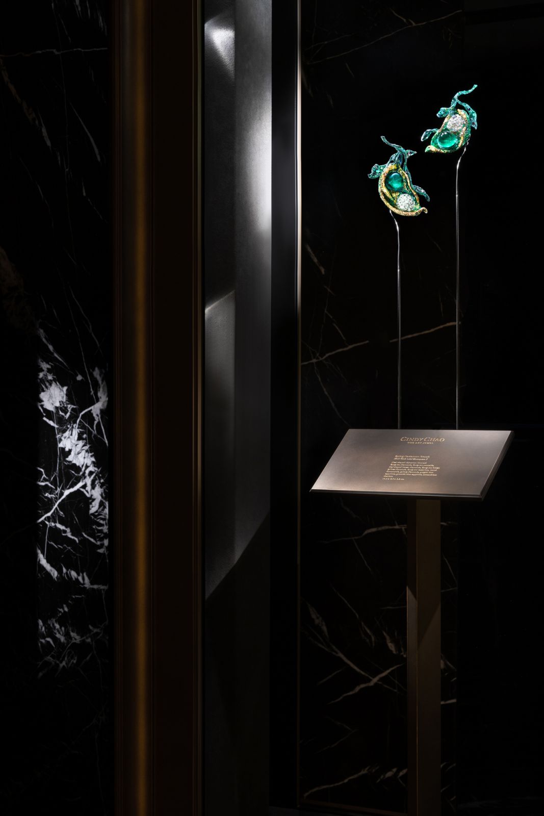 3月8日起於台北晶華酒店CINDY CHAO Gallery 藝術珠寶典藏館公開展出一對春之荳蔻胸針。(Photo:Cindy Chao)