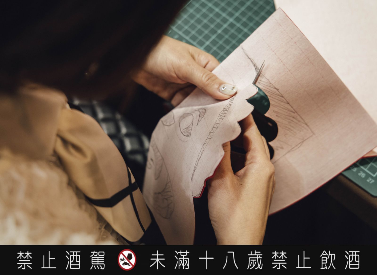 現場參與者拾起剪刀剪自己的故事。(Photo: ledoudoustudio)