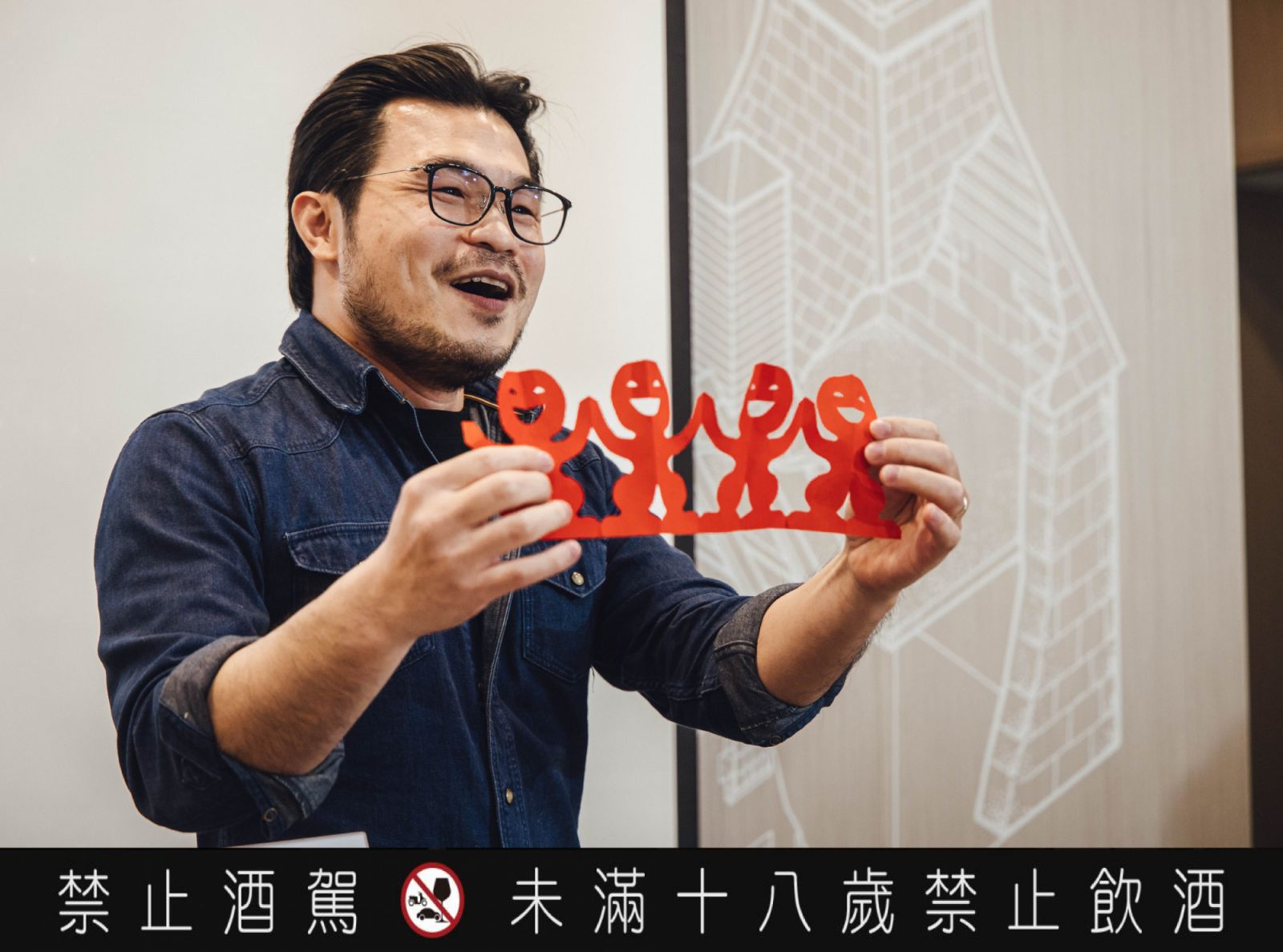 在紙張還沒有「打開」之前,剪紙輪廓充滿無限可能,正如威士忌在木桶中的陳年過程。(Photo: ledoudoustudio)