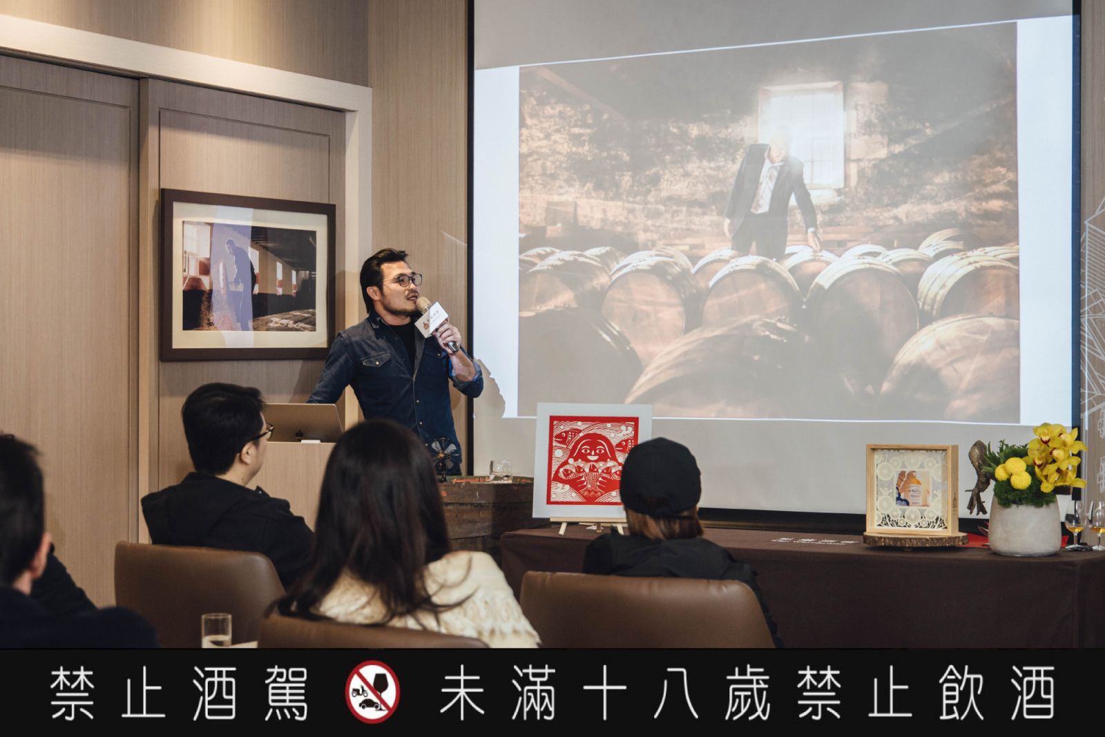 剪紙藝術家楊士毅分享百富威士忌手工精神,帶給自己許多剪紙靈感和悸動。(Photo: ledoudoustudio)