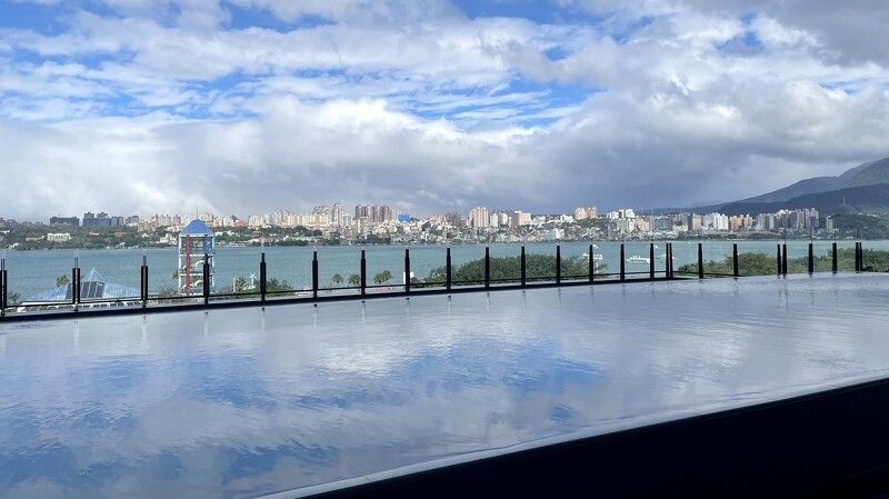 八里福朋喜來登酒店露天泳池可一覽淡水河美景。(Photo via 八里福朋喜來登酒店)