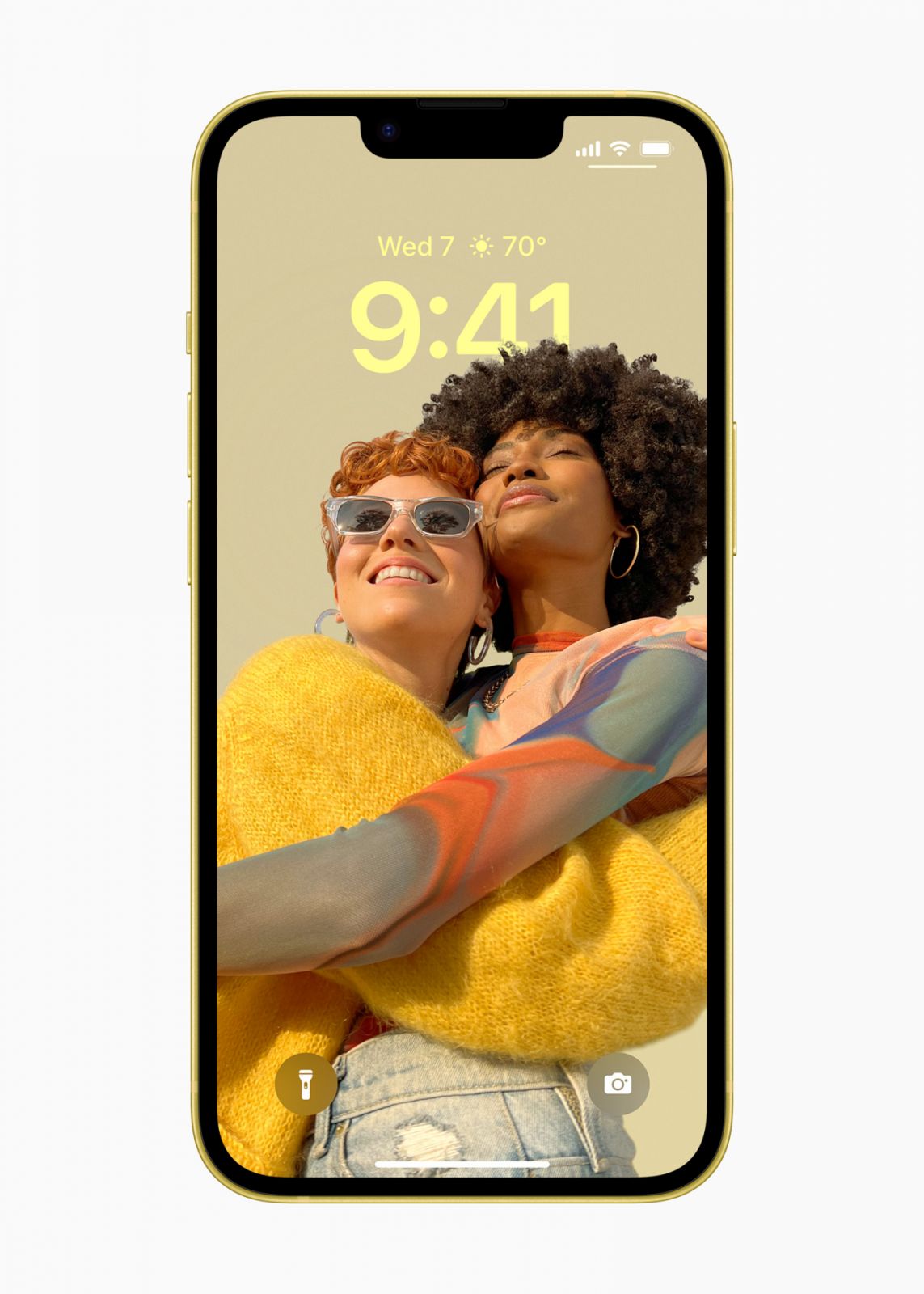 iOS 16 中經過重新設計的「鎖定畫面」提供多層次效果,能優美地將照片主題呈現在時間的前方。(Photo via Apple)