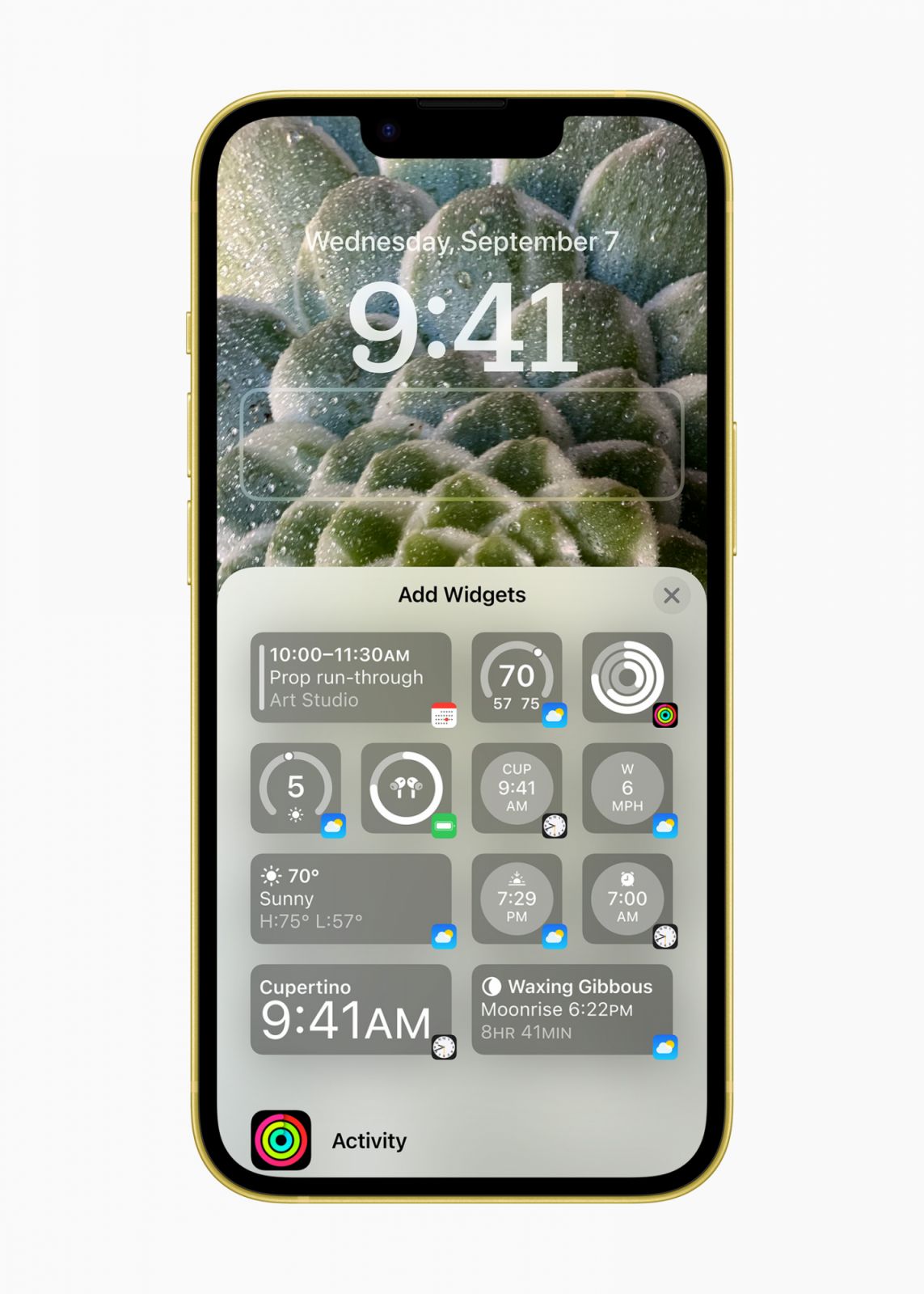 iOS 16 使用者可以透過選擇背景圖片、自訂顏色和字體,以及新增內含使用者喜愛的 app 提供之資訊(例如今日頭條、天氣和行事曆事件)的小工具,將 iPhone「鎖定畫面」個性化。(Photo via Apple)