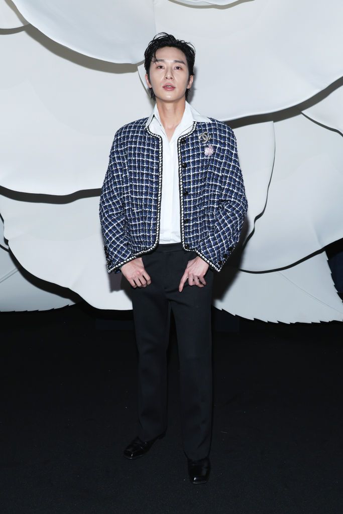PARIS, FRANCE - MARCH 07: (EDITORIAL USE ONLY - For Non-Editorial use please seek approval from Fashion House) Park Seo-joon attends the Chanel Womenswear Fall Winter 2023-2024 show as part of Paris Fashion Week  on March 07, 2023 in Paris, France. (Photo by Pascal Le Segretain/Getty Images)