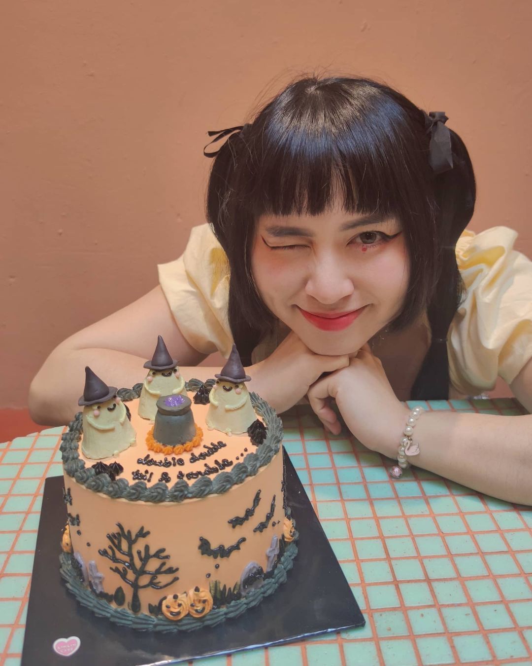 Charmaine Wong has built a massive following with her cute vintage-inspired cakes (Photo: @charmwasabi/Instagram)