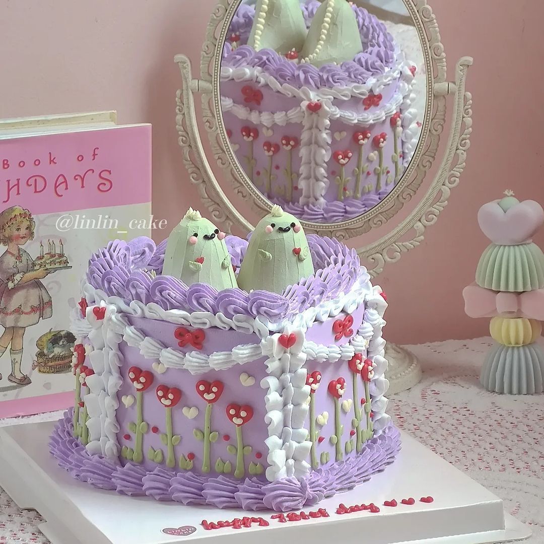 Cakes from LinLin Cake Shop are instantly recognisable with its signature figurines and distinct vintage style (Photo: @linlin_cake/Instagram)