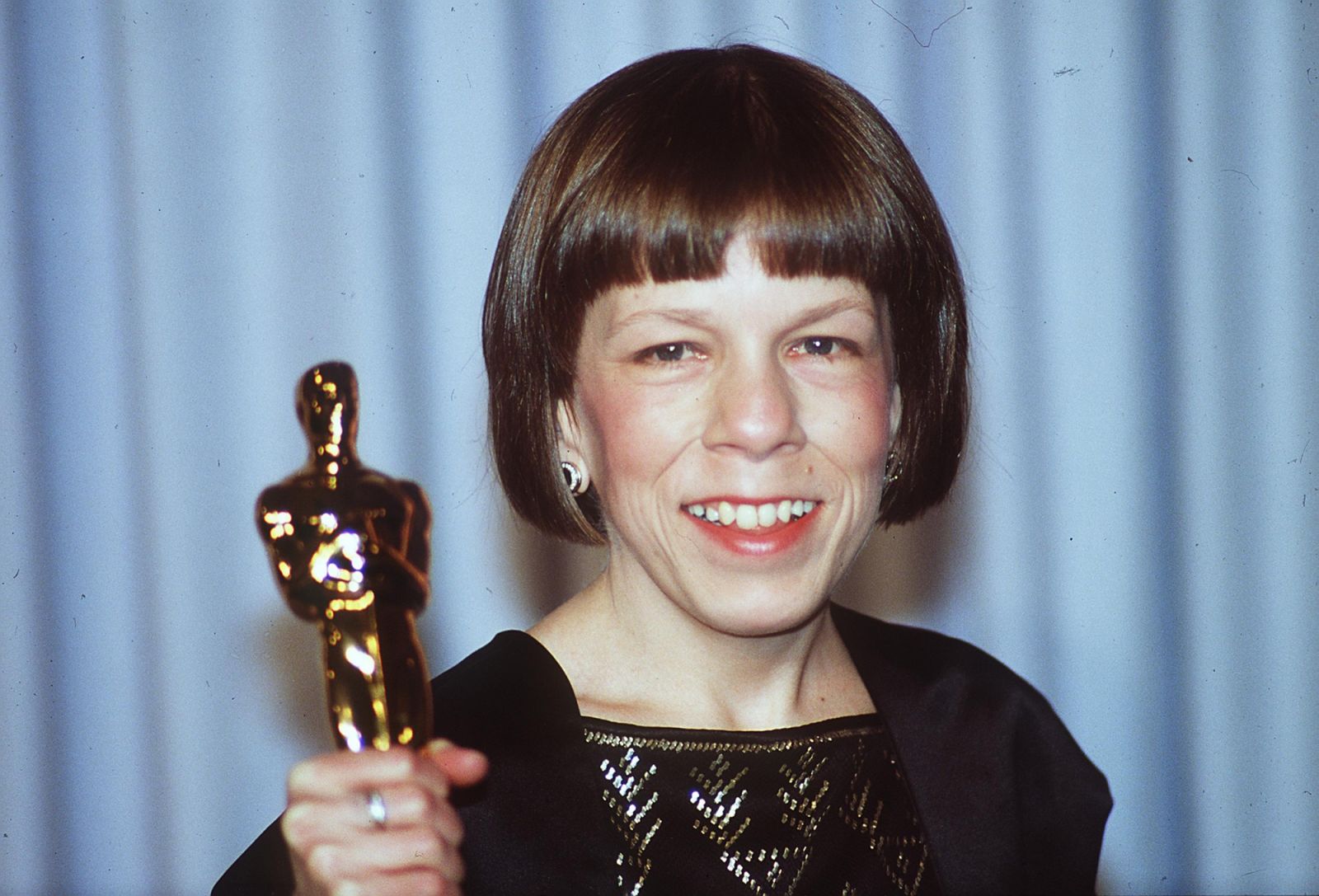 Linda Hunt at the Oscars. (Photo Paul Harris/Online USA, Inc.)