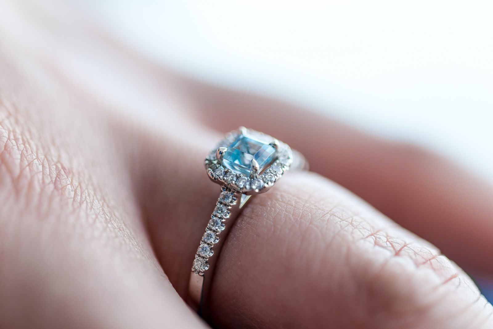 Aquamarine engagement ring (Photo: Unsplash/Andy Holmes)