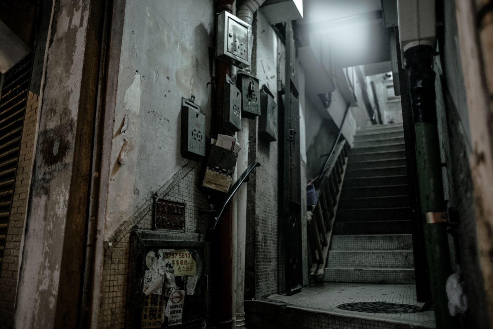Dark alleys are a big no for solo travelers (Photo: Sasha Kaunas/Unsplash)