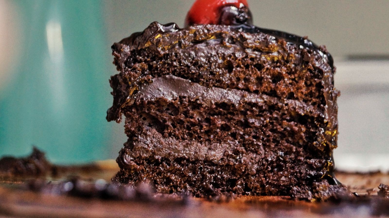 Chocolate mud cake is perfect for fudge lovers (Photo: Ayesha Firdaus/Unsplash)