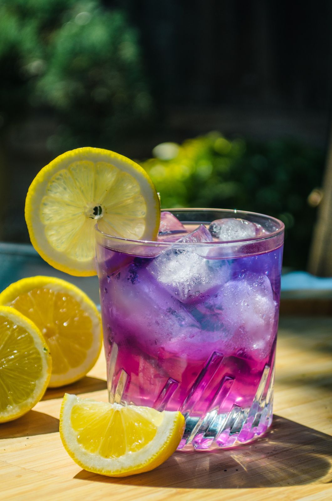 The butterfly pea flower soda provides for a refreshing drink at any party (Photo: Nha Van/Unsplash)