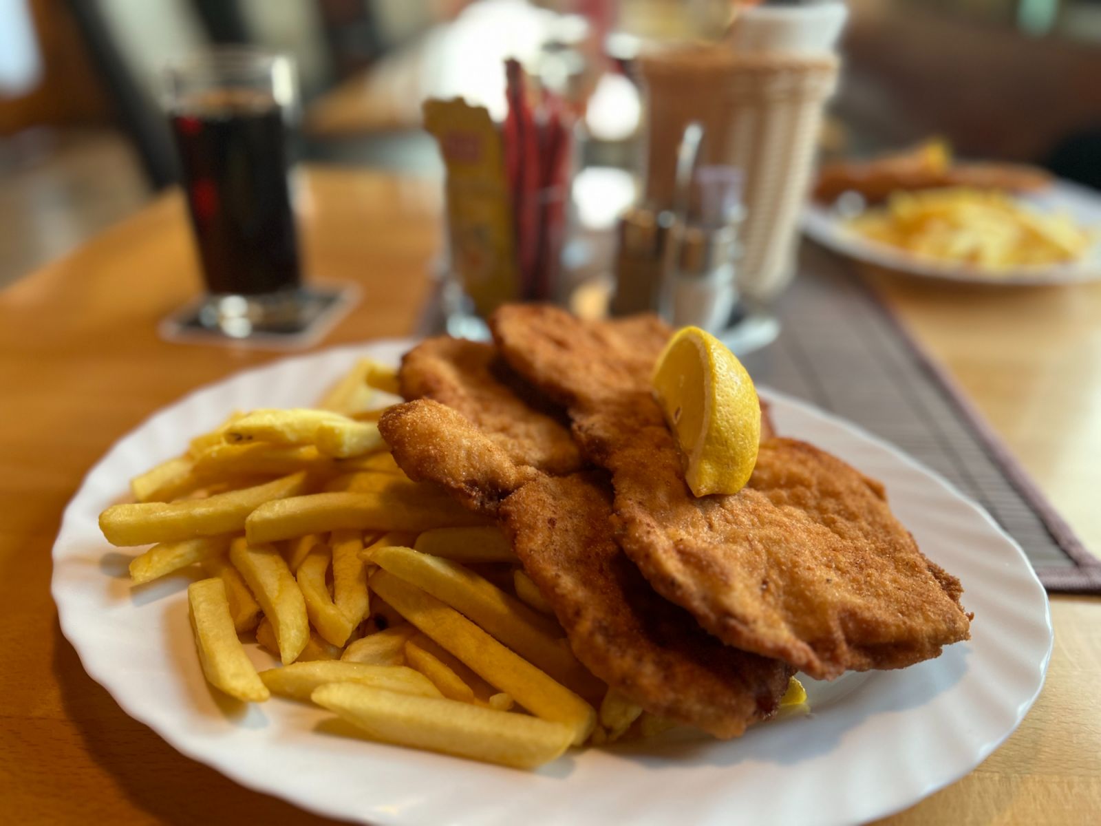A schnitzel is a thin breaded slice of meat, which is typically made with veal, pork, or chicken (Photo: Mario Jäger/Pexels)