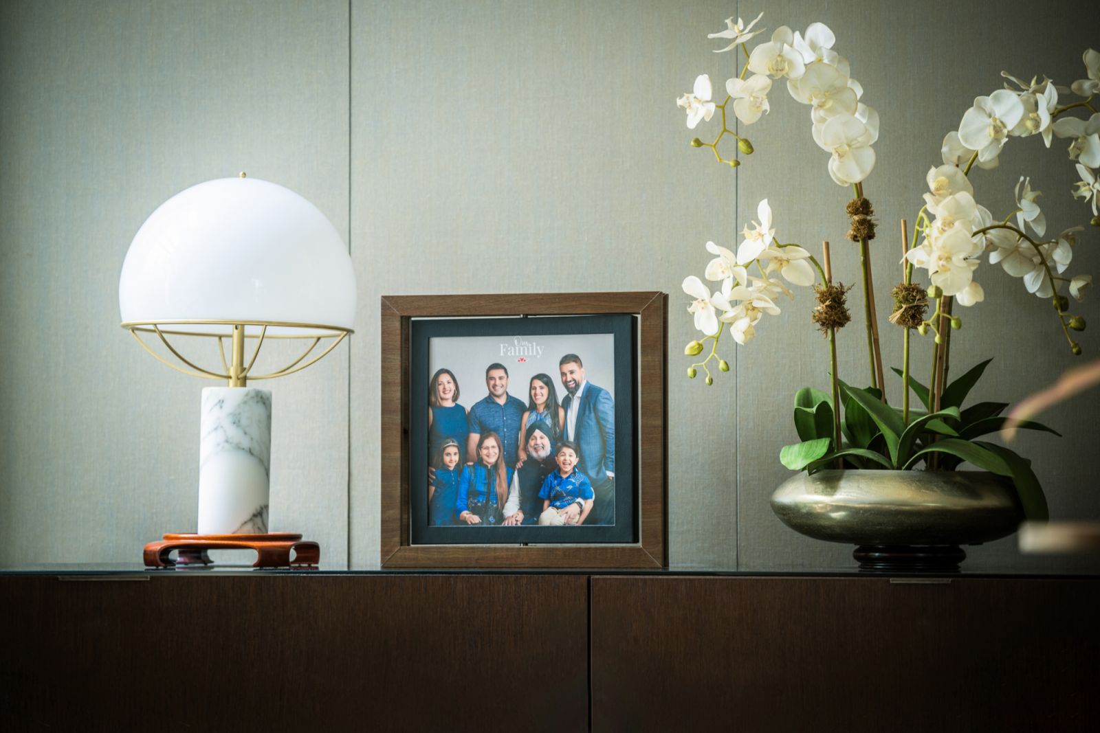 Family with parents and their children with kids ages ranging from toddler to teens in a photography studio setting during a family photoshoot in Singapore, White Room Studio. Credit: White Room Studio Pte Ltd