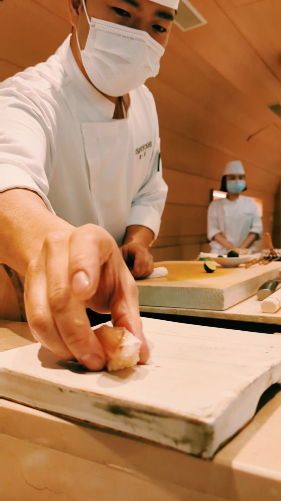 壽司芳台北駐店廚師長橋本和弘師傅及團隊,精心呈現春季新菜。