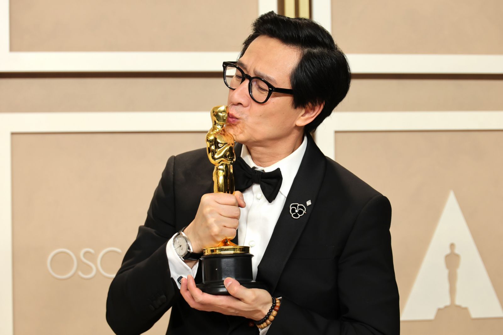 HOLLYWOOD, CALIFORNIA - MARCH 12: Ke Huy Quan, winner of the Best Actor In A Supporting Role award for "Everything Everywhere All At Once" poses in the press room during the 95th Annual Academy Awards on March 12, 2023 in Hollywood, California. (Photo by Mike Coppola/Getty Images)