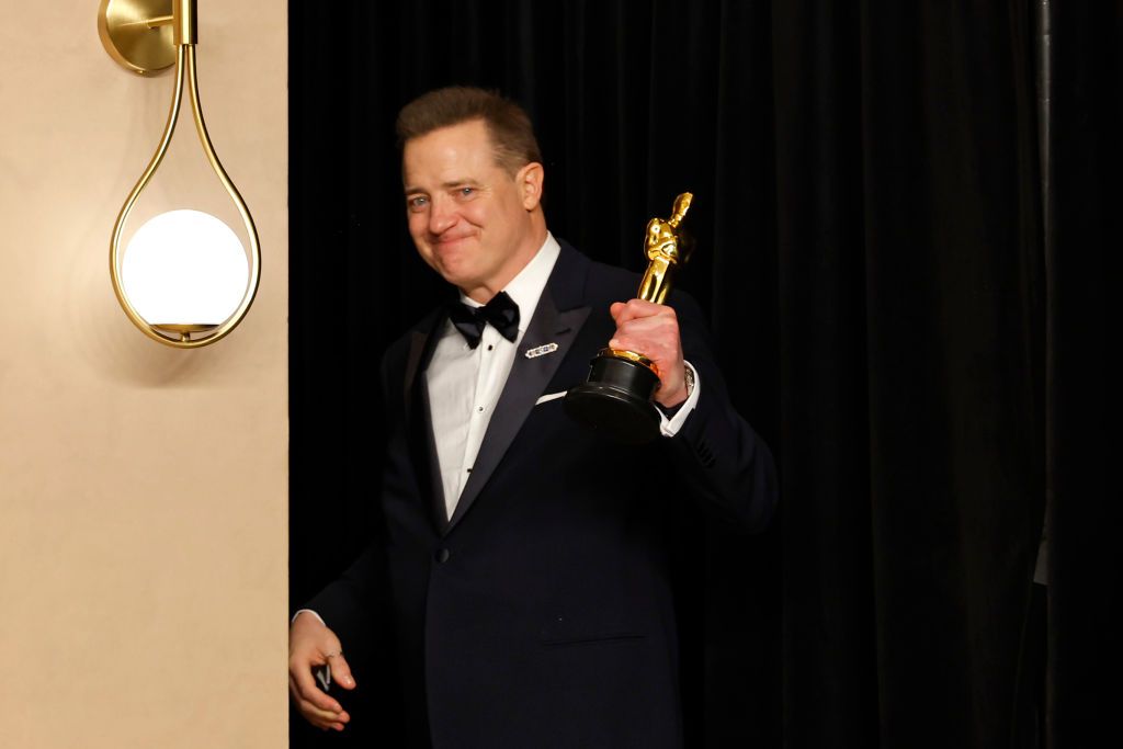 布蘭登費雪獲ㄏ最佳男主角。HOLLYWOOD, CALIFORNIA - MARCH 12: Brendan Fraser, winner of the Best Actor in a Leading Role award for "The Whale," poses in the press room during the 95th Annual Academy Awards on March 12, 2023 in Hollywood, California. (Photo by Mike Coppola/Getty Images)
