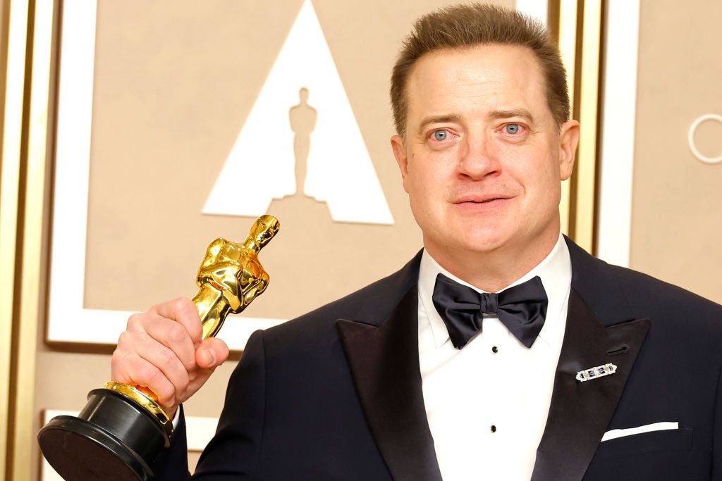 2023奧斯卡影帝布蘭登費雪熱淚盈眶。HOLLYWOOD, CALIFORNIA - MARCH 12: Brendan Fraser, winner of the Best Actor in a Leading Role award for "The Whale," poses in the press room during the 95th Annual Academy Awards on March 12, 2023 in Hollywood, California. (Photo by Mike Coppola/Getty Images)