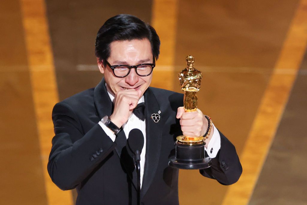 2023奧斯卡最佳男配角關繼威發表感言。HOLLYWOOD, CA - MARCH 12: Ke Huy Quan accepts the award for Actor in a Supporting Role at the 95th Academy Awards in the Dolby Theatre on March 12, 2023 in Hollywood, California. (Myung J. Chun / Los Angeles Times via Getty Images)