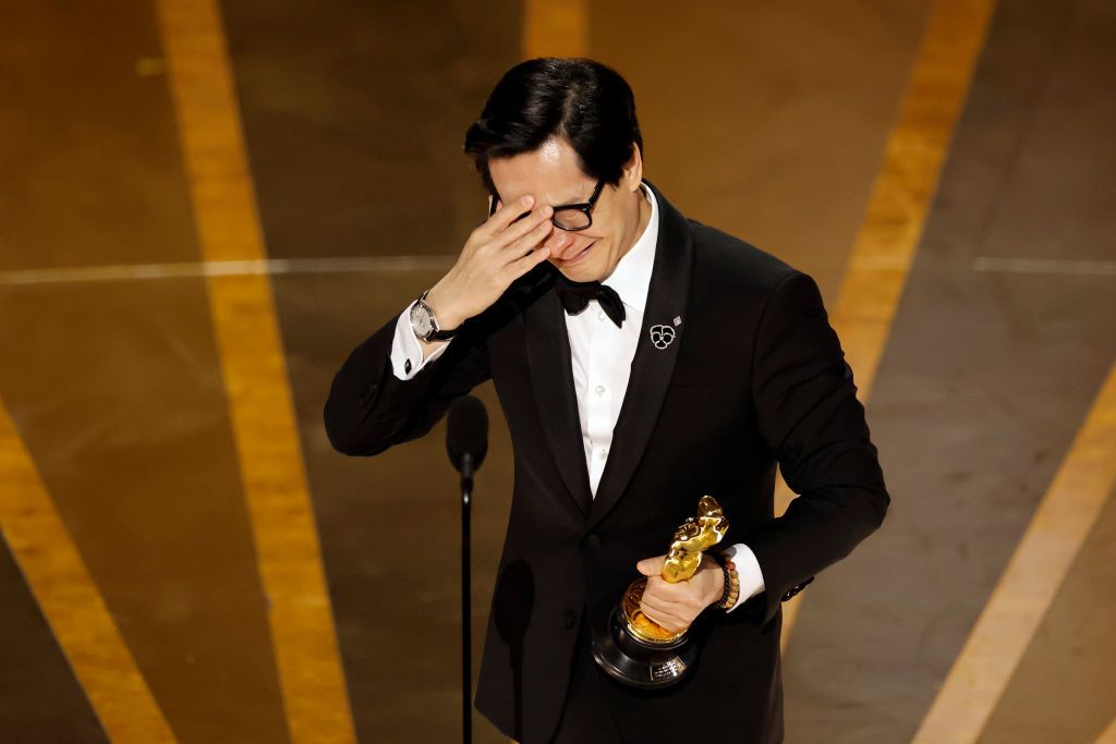 關繼威奪2023奧斯卡最佳男配角淚崩。HOLLYWOOD, CALIFORNIA - MARCH 12: Ke Huy Quan accepts the Best Supporting Actor award "Everything Everywhere All at Once" onstage during the 95th Annual Academy Awards at Dolby Theatre on March 12, 2023 in Hollywood, California. (Photo by Kevin Winter/Getty Images)