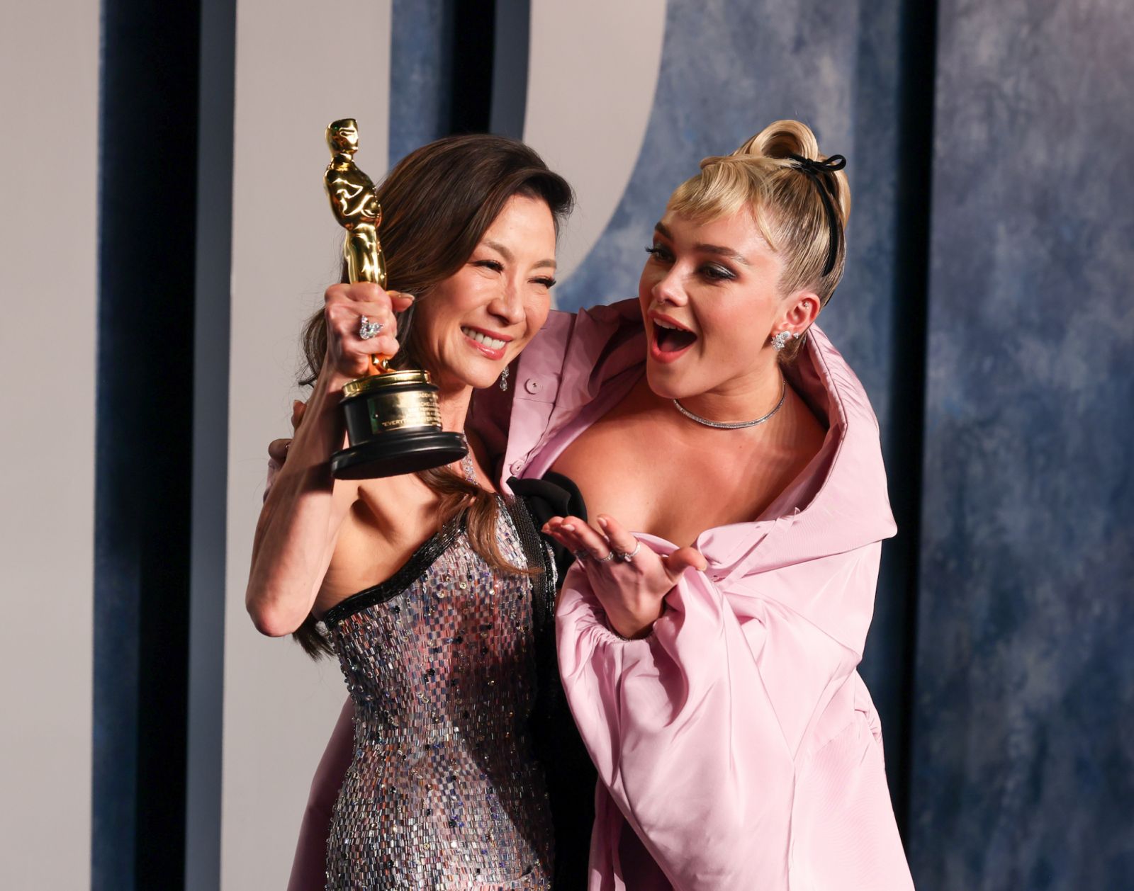BEVERLY HILLS, CALIFORNIA - MARCH 12: Michelle Yeoh and Florence Pugh attend the 2023 Vanity Fair Oscar Party hosted by Radhika Jones at Wallis Annenberg Center for the Performing Arts on March 12, 2023 in Beverly Hills, California. (Photo by Jemal Countess/GA/The Hollywood Reporter via Getty Images)