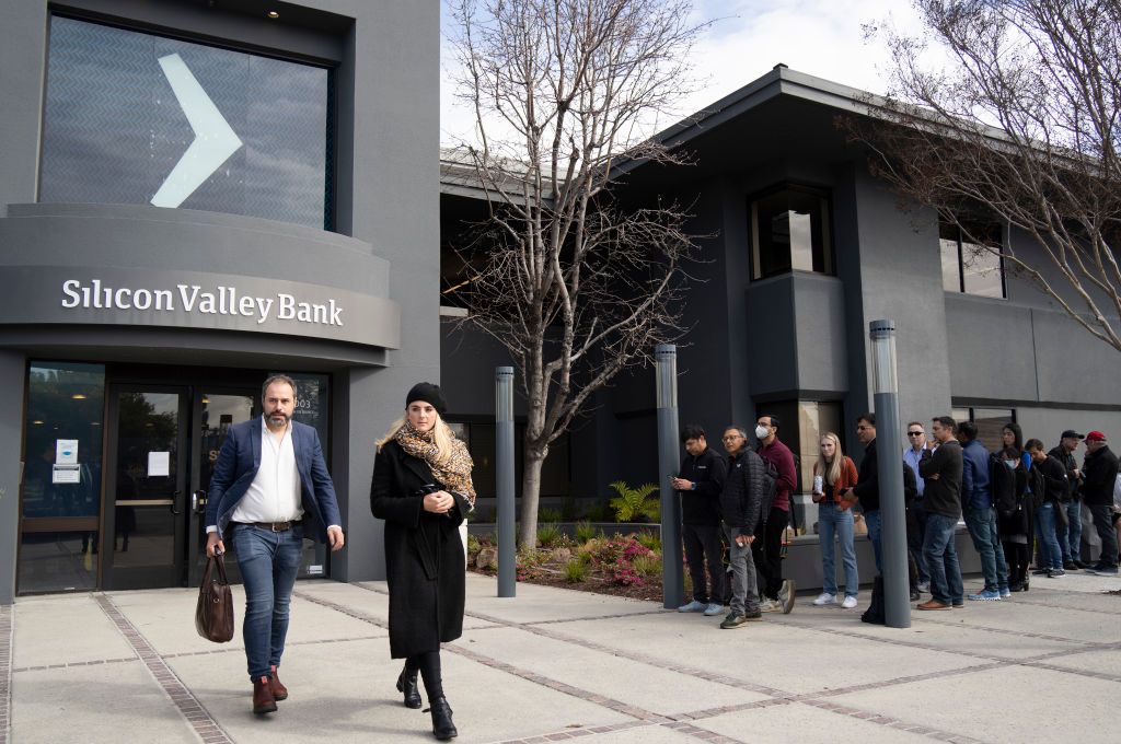 People queue up outside the headquarters of Silicon Valley Bank to withdraw their funds on March 13, 2023 in Santa Clara, California (Photo: Liu Guanguan/China News Service/VCG via Getty Images)