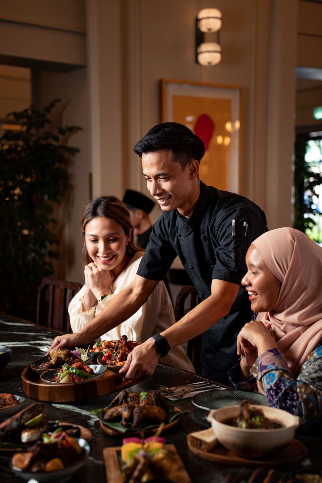 Farhan Bohari serving diners at the restaurant (Photo: The Chow Kit)