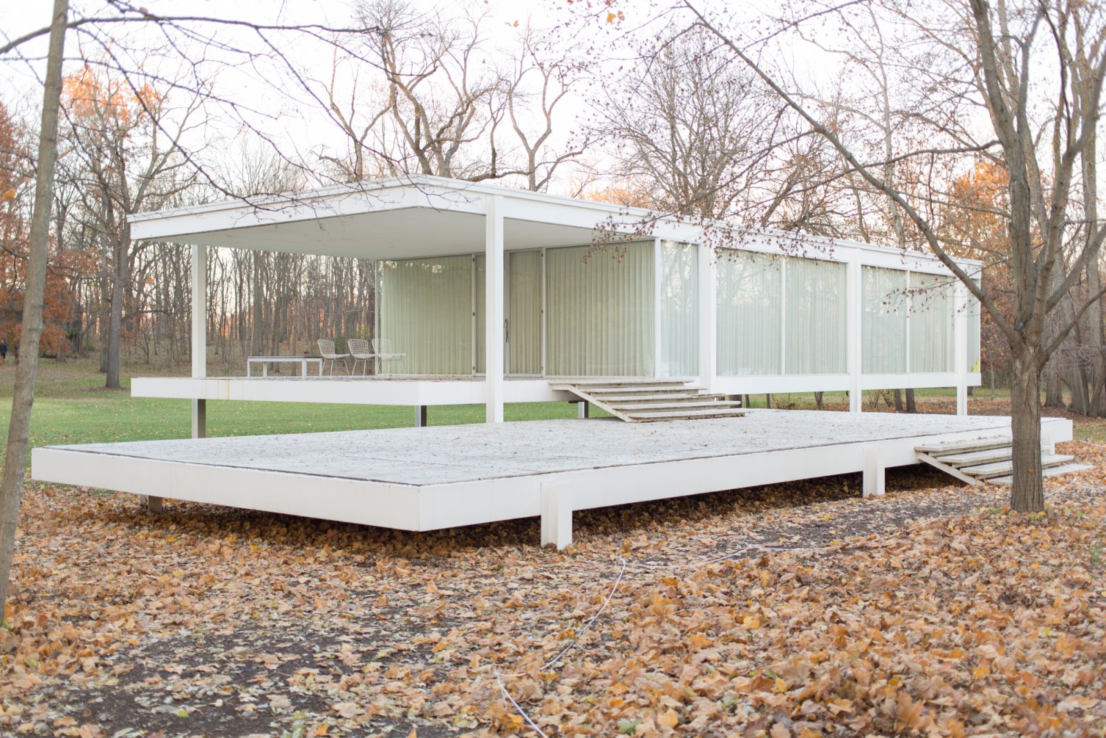 Farnsworth House by Mies Van Der Rohe (Photo: Victor Grigas/ WikiCommons)