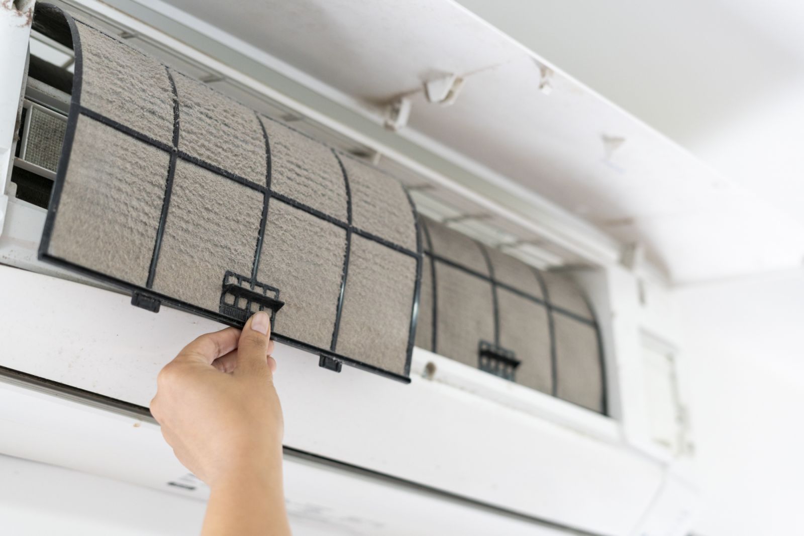 Cleaning the air conditioner filter (Photo by Songsak rohprasit/Gettyimages)