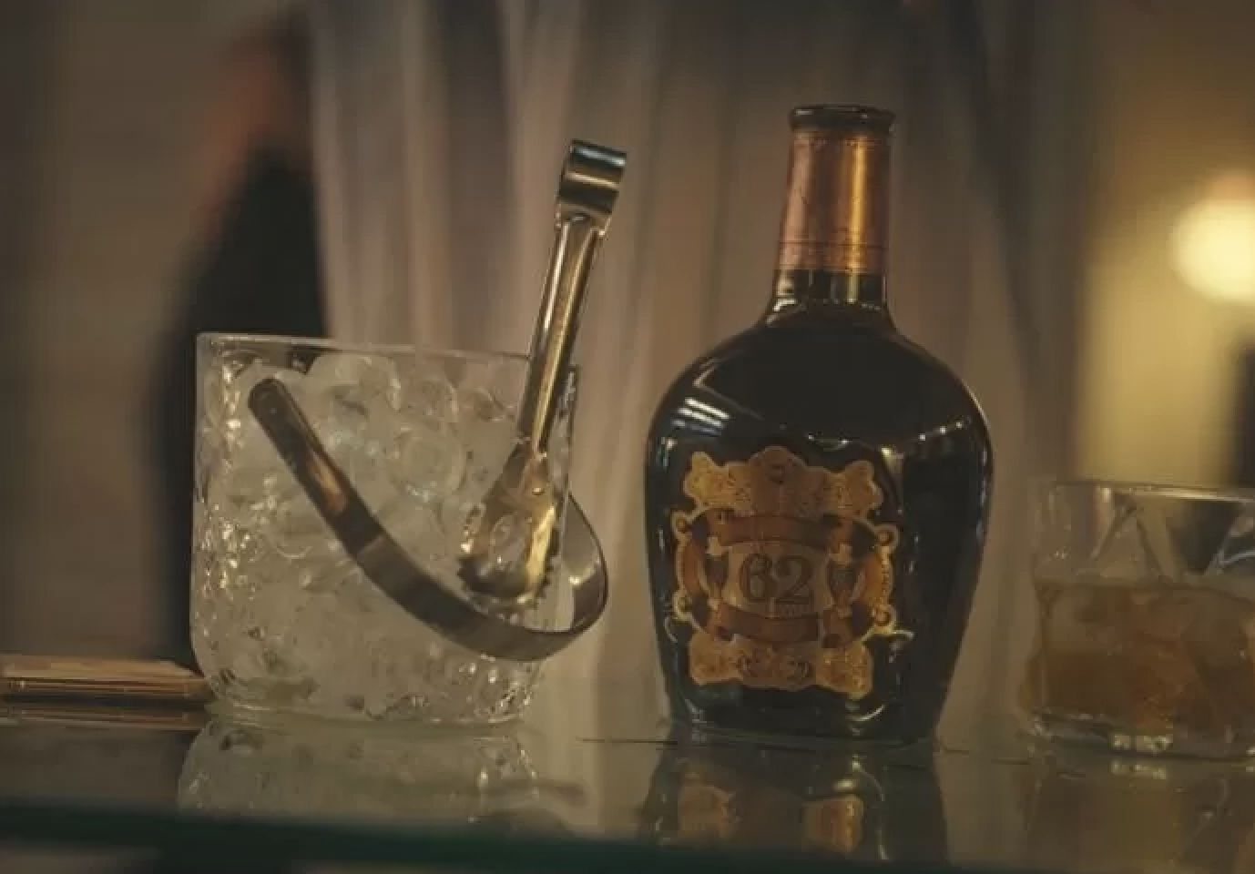 飲酒過量,害人害己。Photo via Netflix