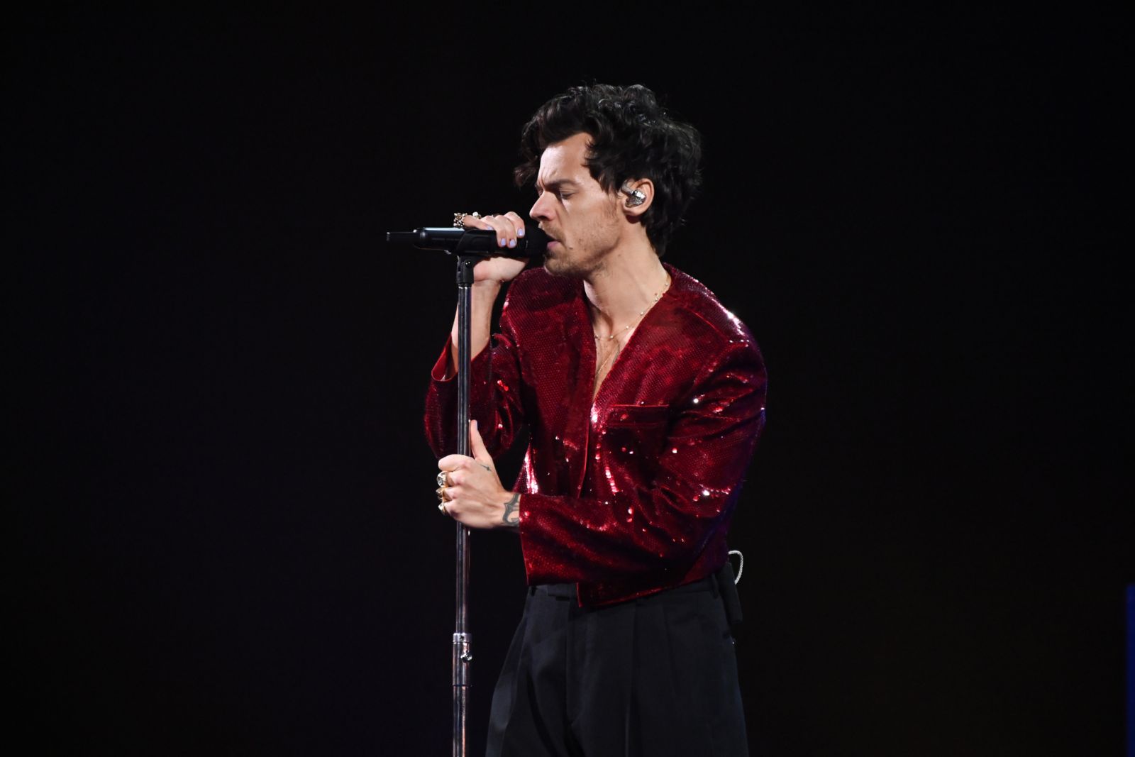 LONDON, ENGLAND - FEBRUARY 11: EDITORIAL USE ONLY Harry Styles performs on stage during The BRIT Awards 2023 at The O2 Arena on February 11, 2023 in London, England. (Photo by JMEnternational/Getty Images)