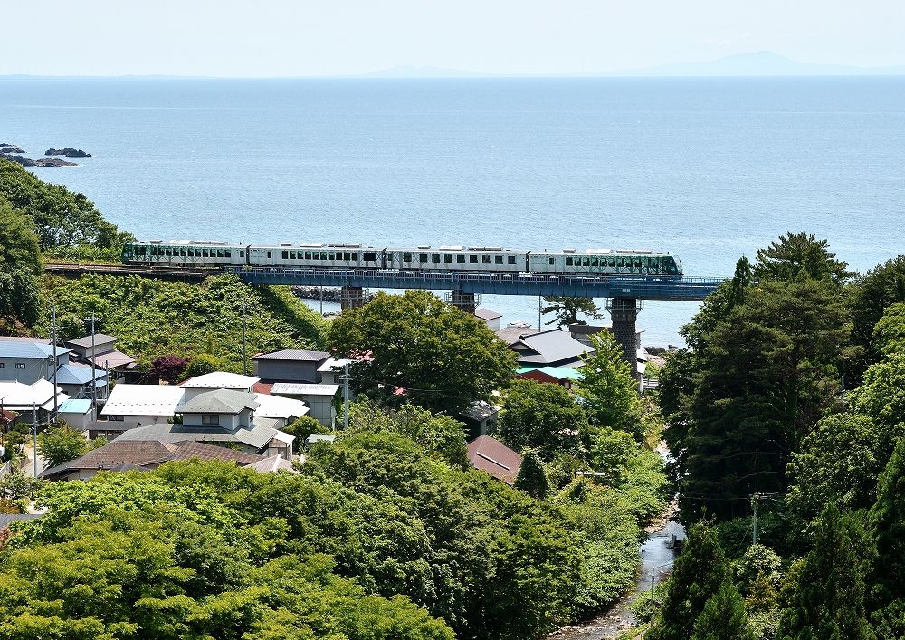 「Resort白神號」經由奧羽本線五能線行駛於秋田站、弘前站和青森站間。Photo:秋田白神觀光