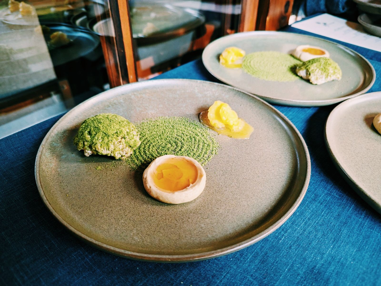 枯山水意象的甜點,以白巧克力與蕎麥化成岩石,內盈滿擂茶和烏龍茶湯,搭配紅棗奶酪與柑橘冰沙。Photo:Melody Kao