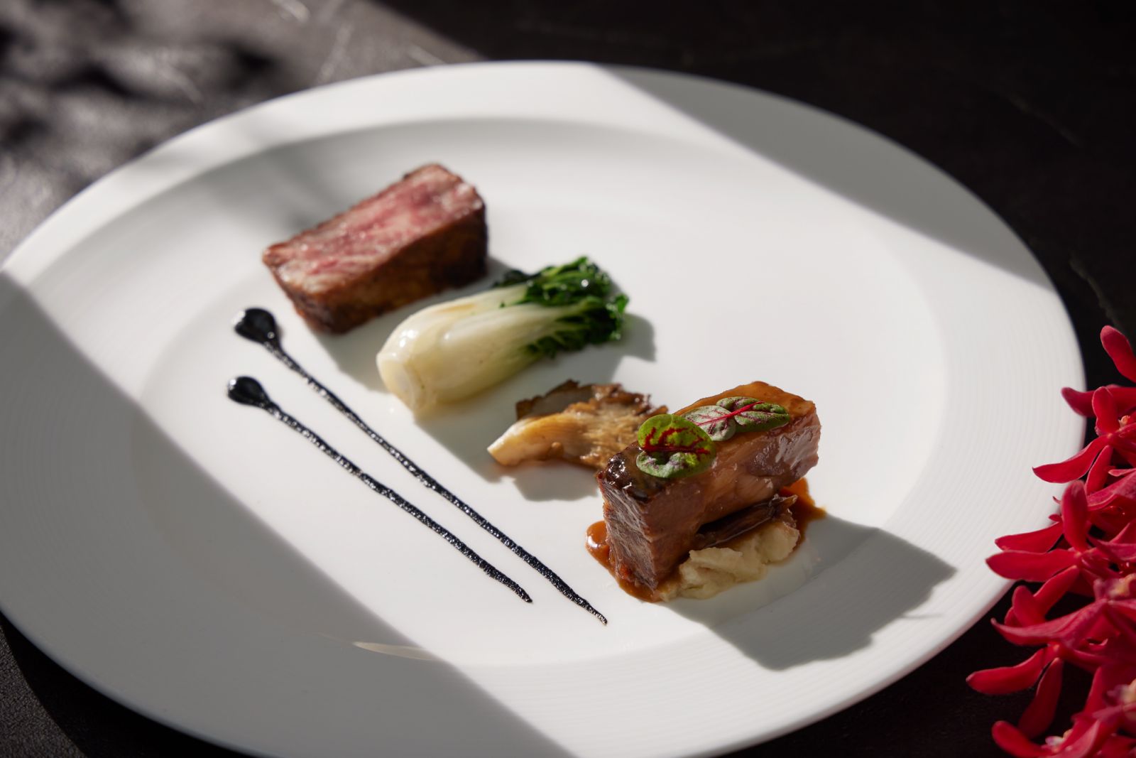 集結兩款肉品的主菜,一款為口感緊實帶著豐美油脂的「和牛紐約客牛排」,一款為慢燉至軟嫩無比的「精燉牛小排」。