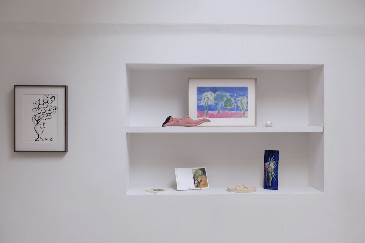「春天在耳邊的輕聲細語」展覽一隅，也展示了鹵貓的雕塑作品