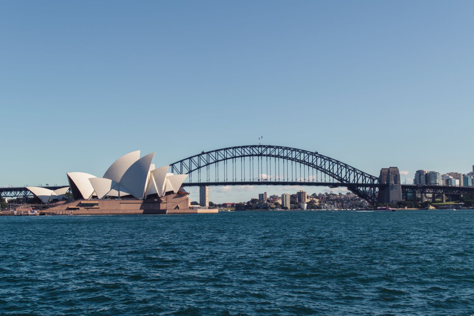 The iconic Sydney waterfront (Photo: April Pethybridge/ Unsplash)