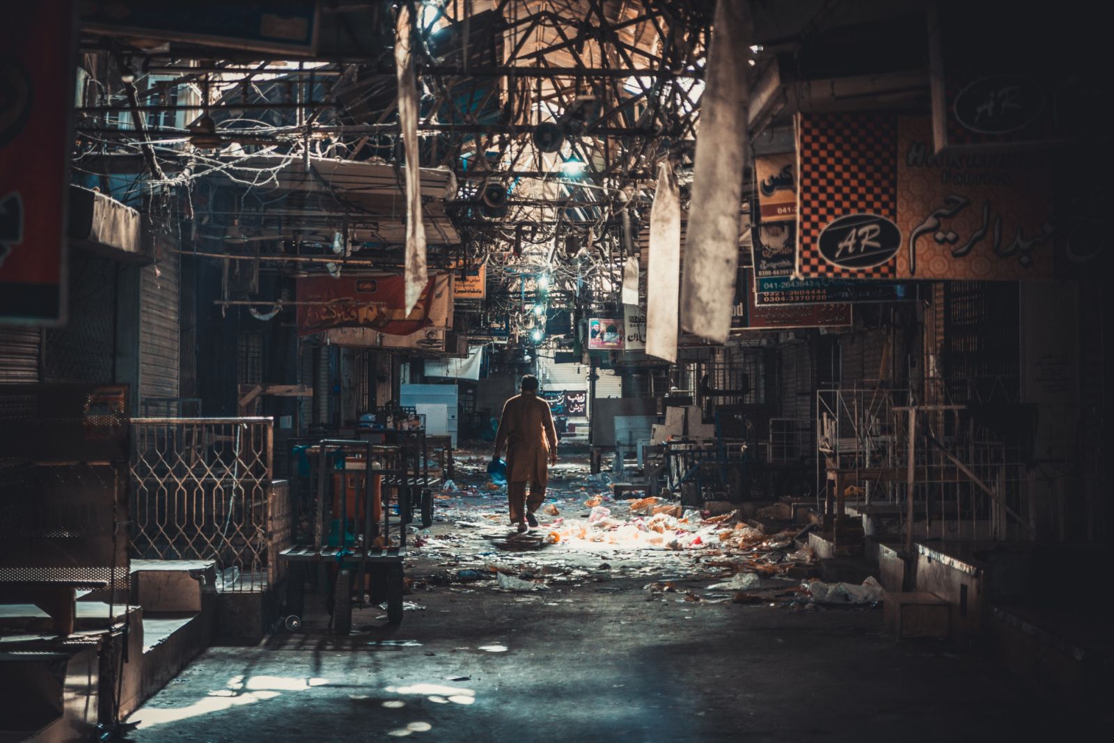 Streets lined with garbage (Photo: Aa Dil/Pexels)