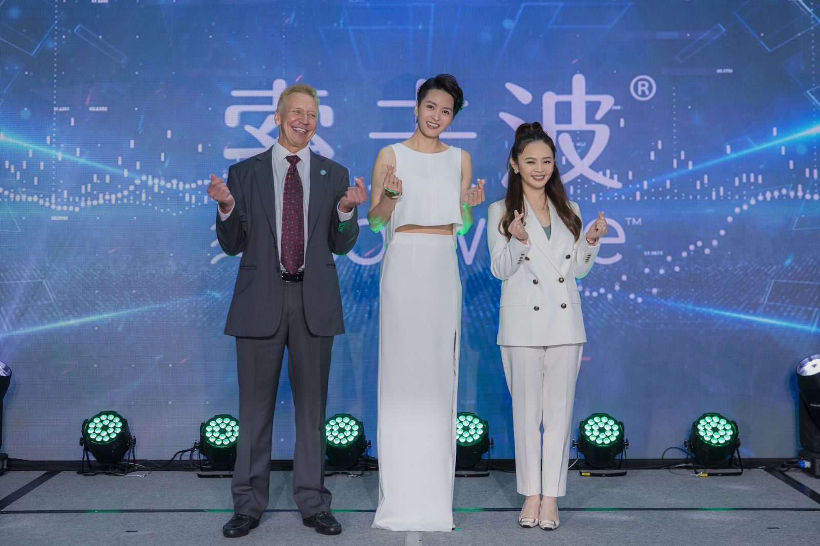 (左起)索夫波原廠代表 Wolfgang Kramer、Gigi梁詠琪、沃醫學執行長黃千容 Jessie(Photo:Sofwave索夫波)