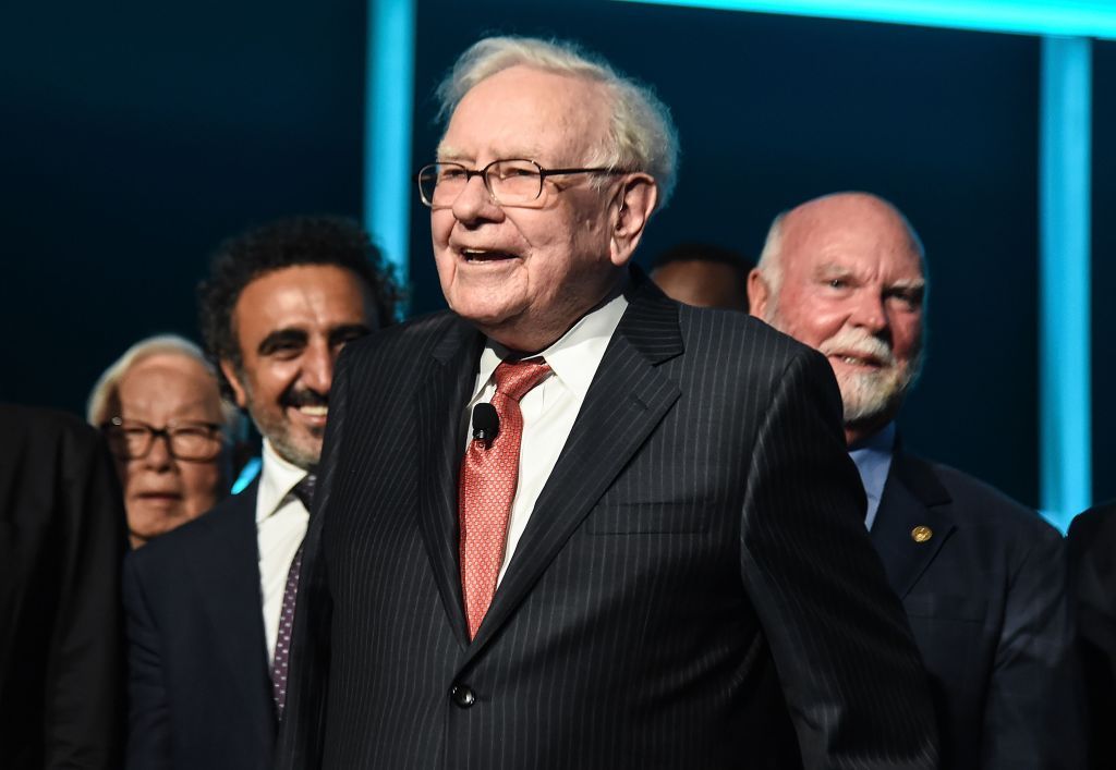 股神巴菲特致富從簡樸開始。NEW YORK, NY - SEPTEMBER 19: Philanthropist Warren Buffett (C) is joined onstage by 24 other philanthropist and influential business people featured on the Forbes list of 100 Greatest Business Minds during the Forbes Media Centennial Celebration at Pier 60 on September 19, 2017 in New York City. (Photo by Daniel Zuchnik/WireImage)