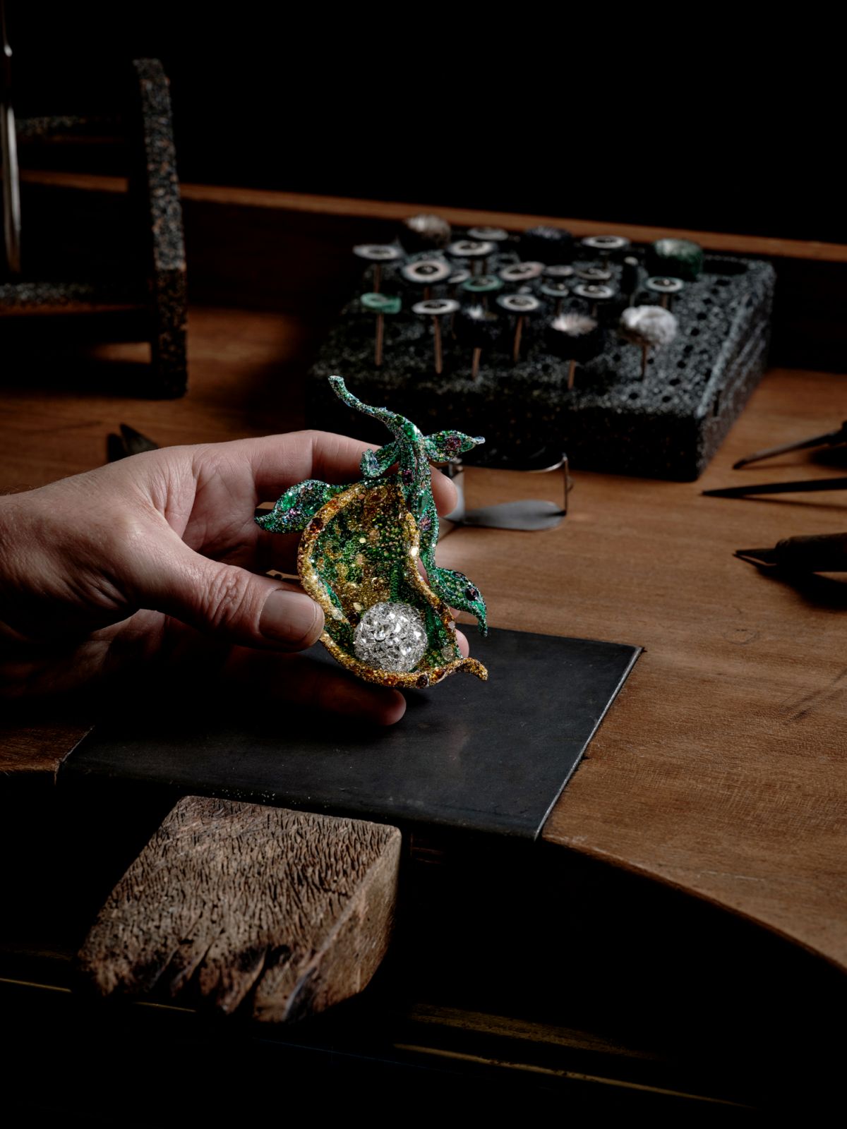 2022 Black Label Masterpieces X _ XI春之荳蔻胸針-工藝鑲嵌圖(Photo:Cindy Chao)