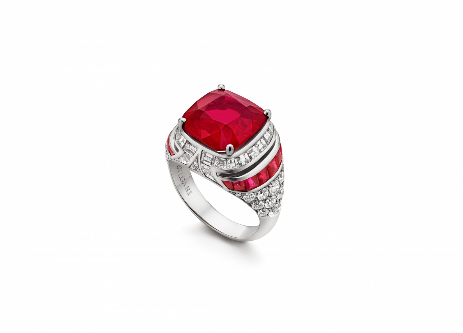 Bulgari Eden the Garden of Wonders 系列 頂級鴿血紅紅寶石與鑽石戒指。Photo:Bulgari