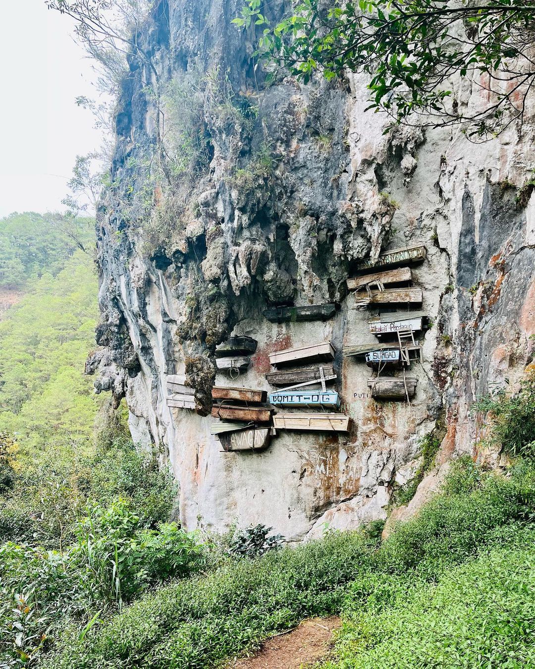Hanging coffins at Sagada (Photo: @nasojosan/Instagram)