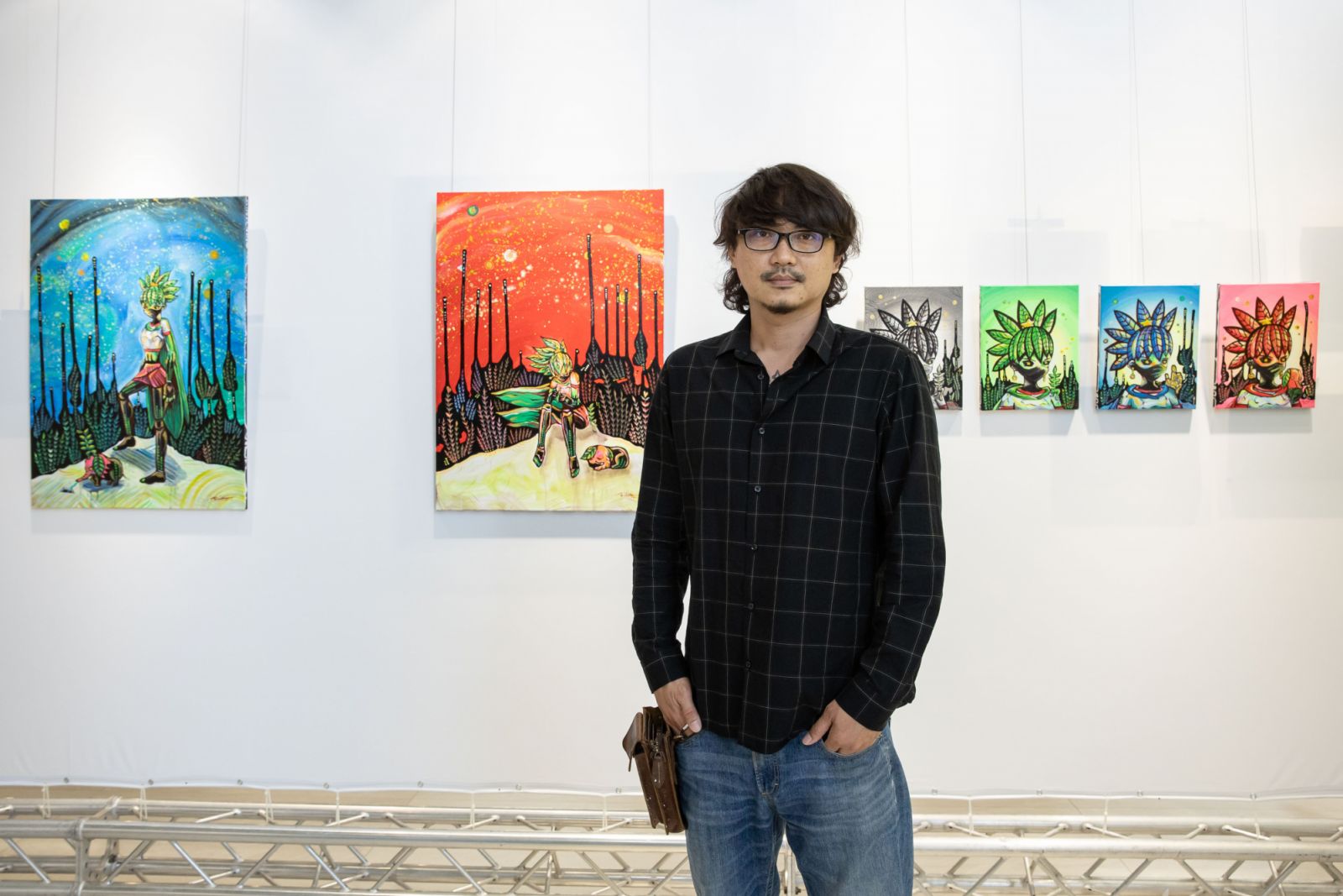 藝術家王國仁與展出作品合影（Photo：Gita.Art）